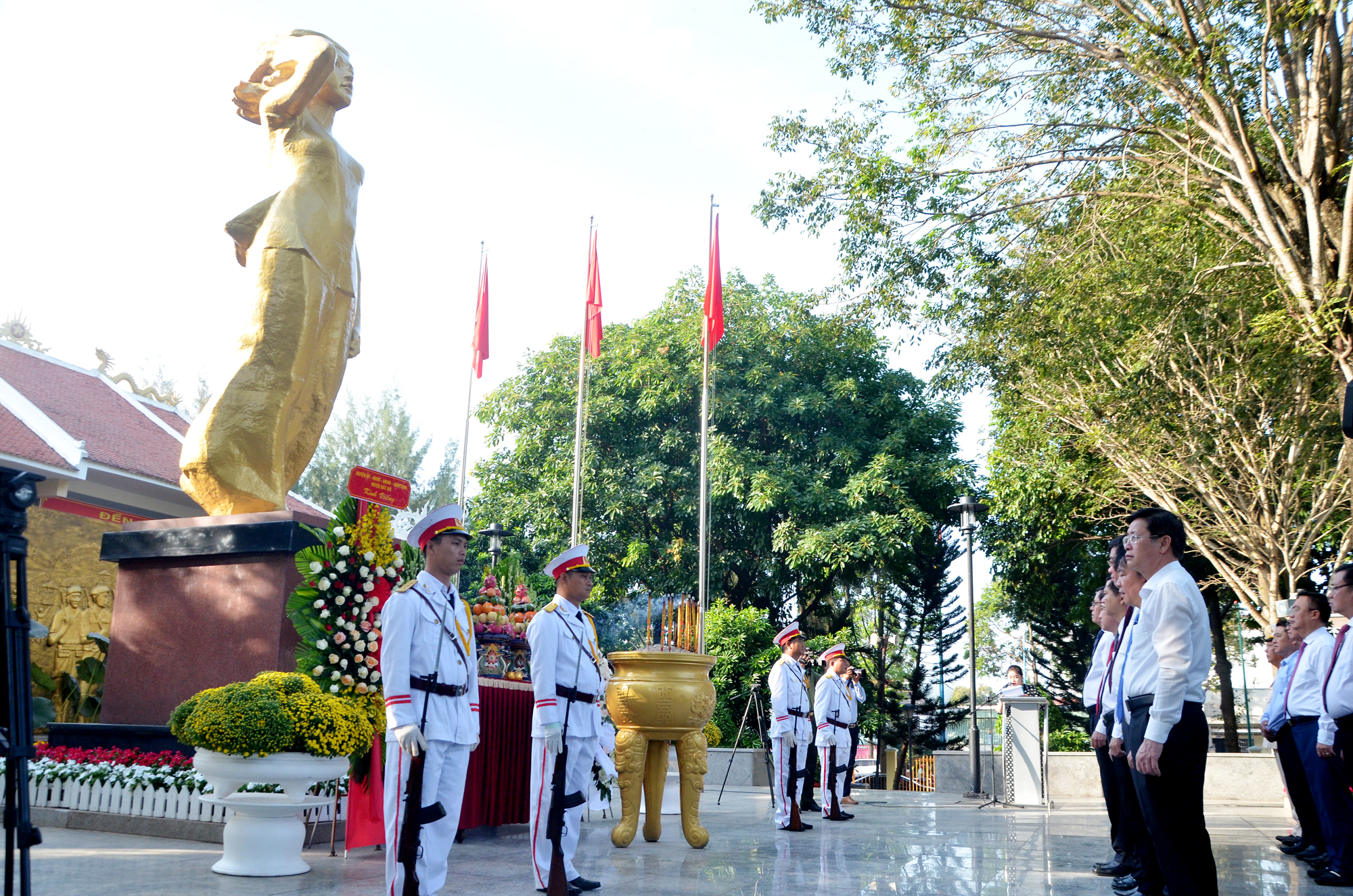 A procession is holding a memorial ceremony for national heroine Võ Thị Sáu.